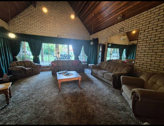 5 BEDROOM HOUSE FOR SALE IN VAN DER MERWES KROON